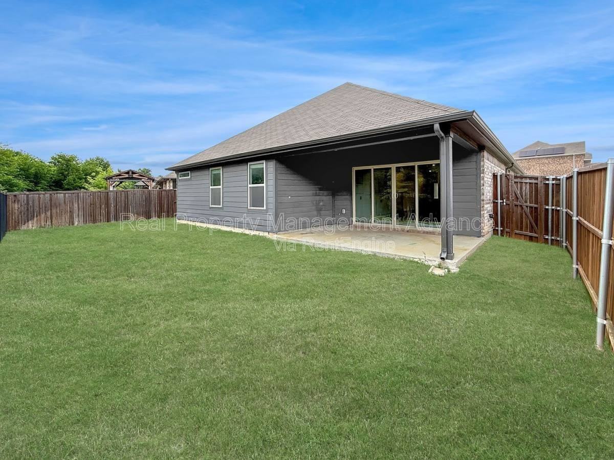 579 White Water Dr - Photo 3 of 10