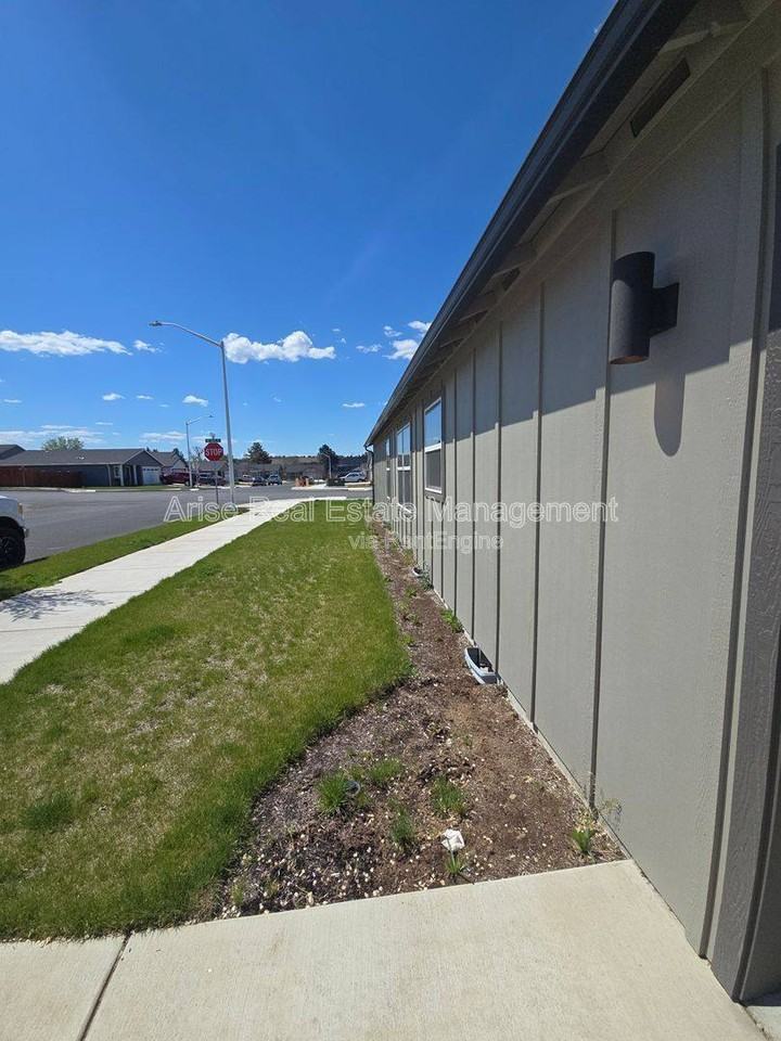 652 Ne Mccampbell St - Photo 3 of 10
