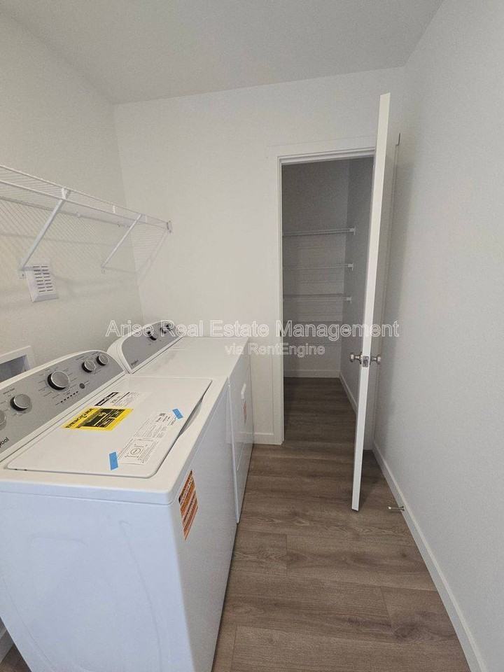 652 Ne Mccampbell St - Photo 4 of 10
