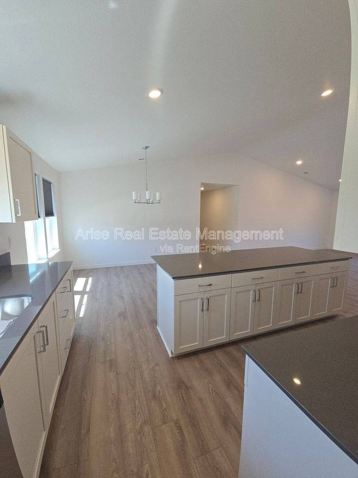 652 Ne Mccampbell St - Photo 6 of 10
