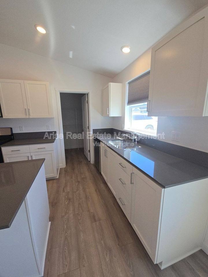 652 Ne Mccampbell St - Photo 7 of 10
