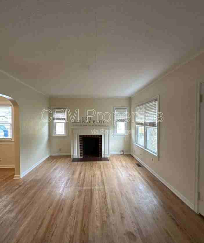 1907 S Webster St - Photo 3 of 9