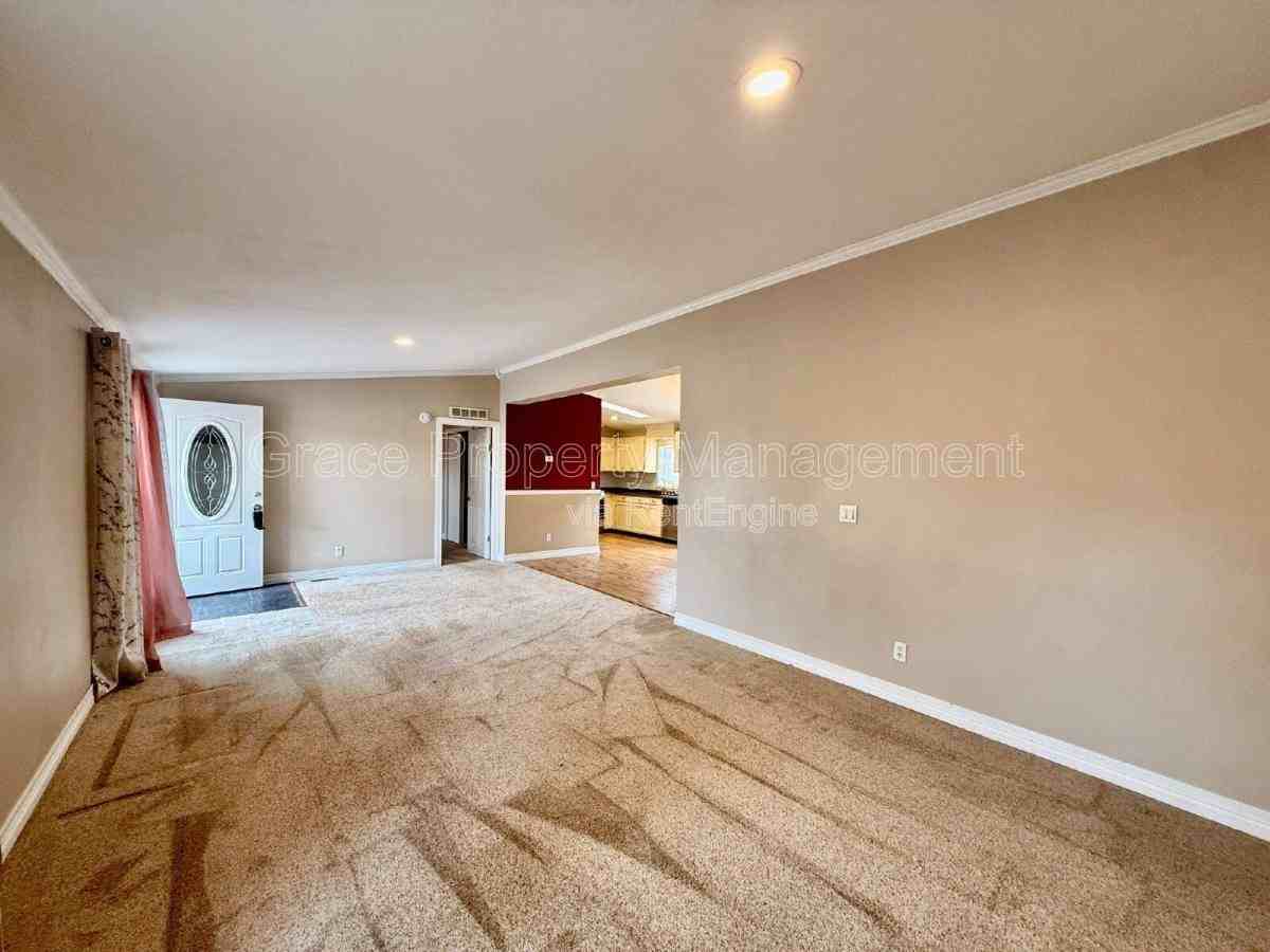 501 Prairie Ave - Photo 3 of 10