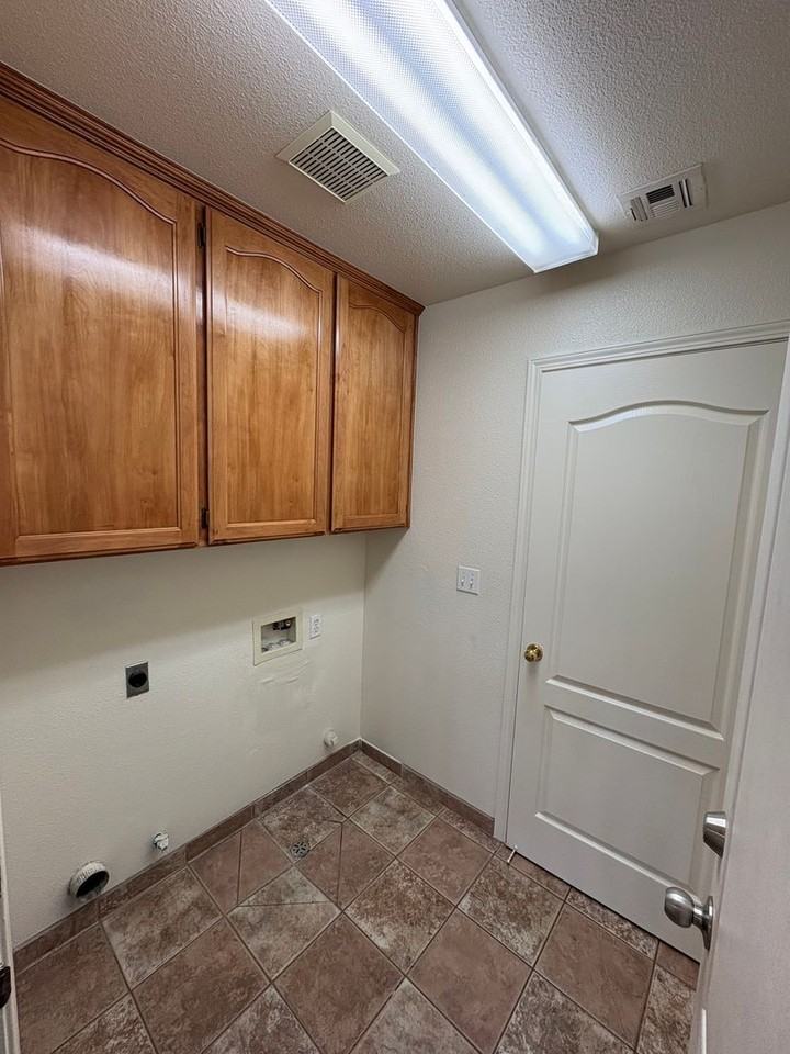 3432 S Martin Ct - Photo 4 of 36