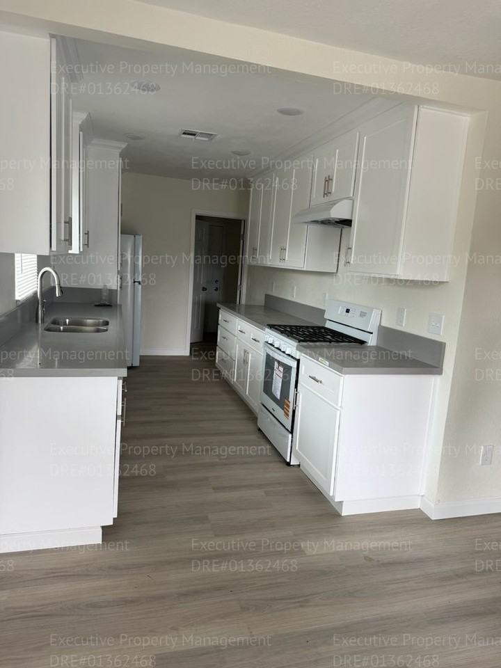 1928 Doolittle Ave - Photo 4 of 18