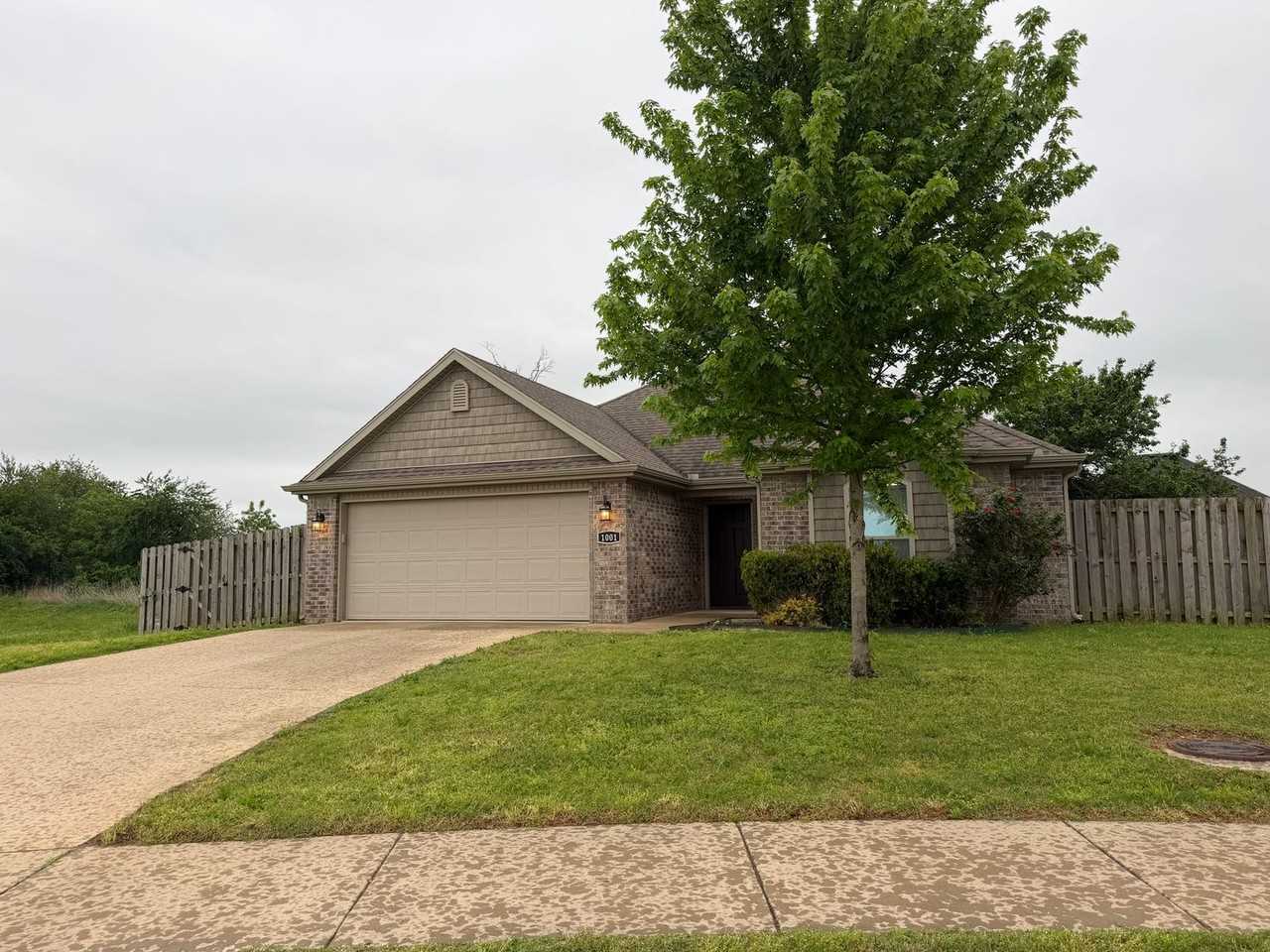 1001 Gardenia St - Photo 2 of 19