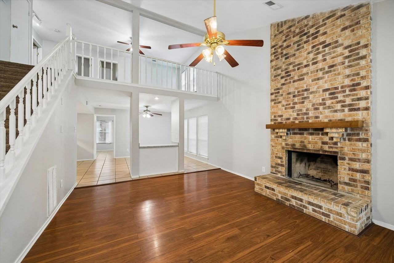 2 Goldthread Ct