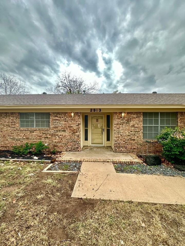 2913 Oak Forest Dr - Photo 2 of 16