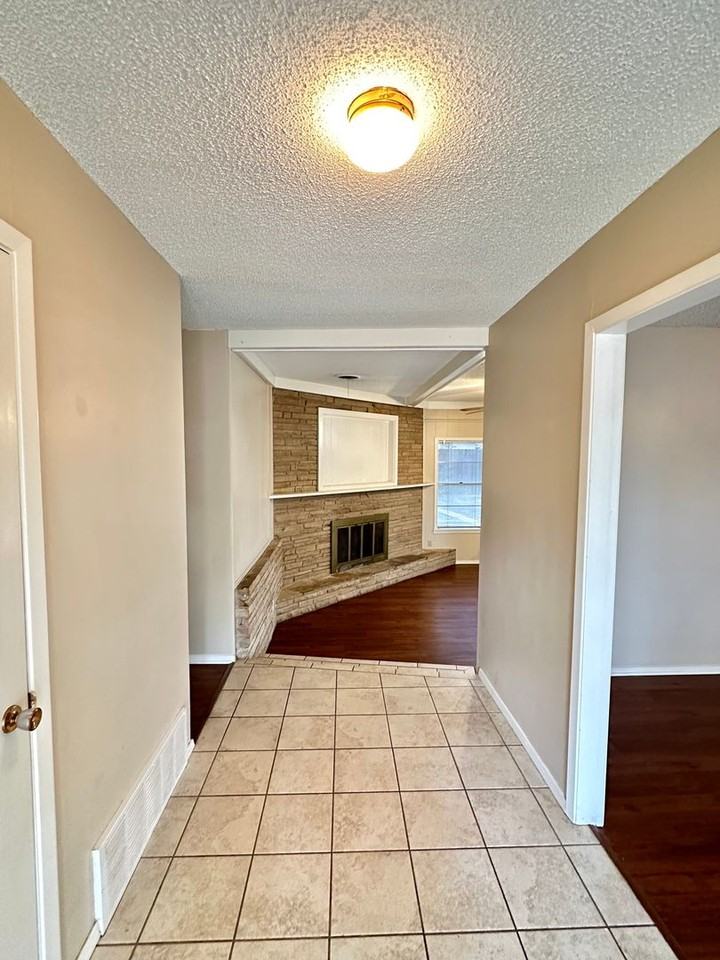 2913 Oak Forest Dr - Photo 3 of 16