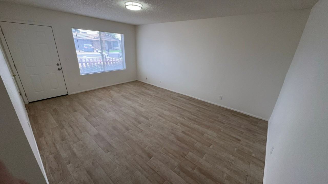 135 E Juniper St - Photo 2 of 12