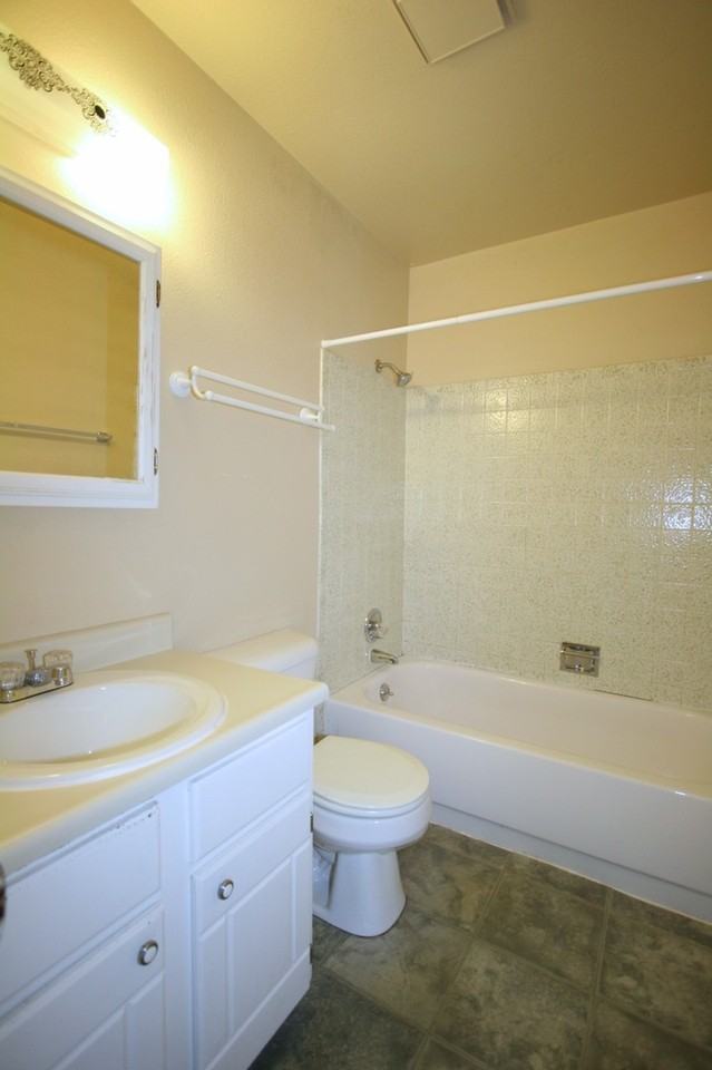 1261 1261 Willow Bend Cir A/4 - Photo 3 of 18