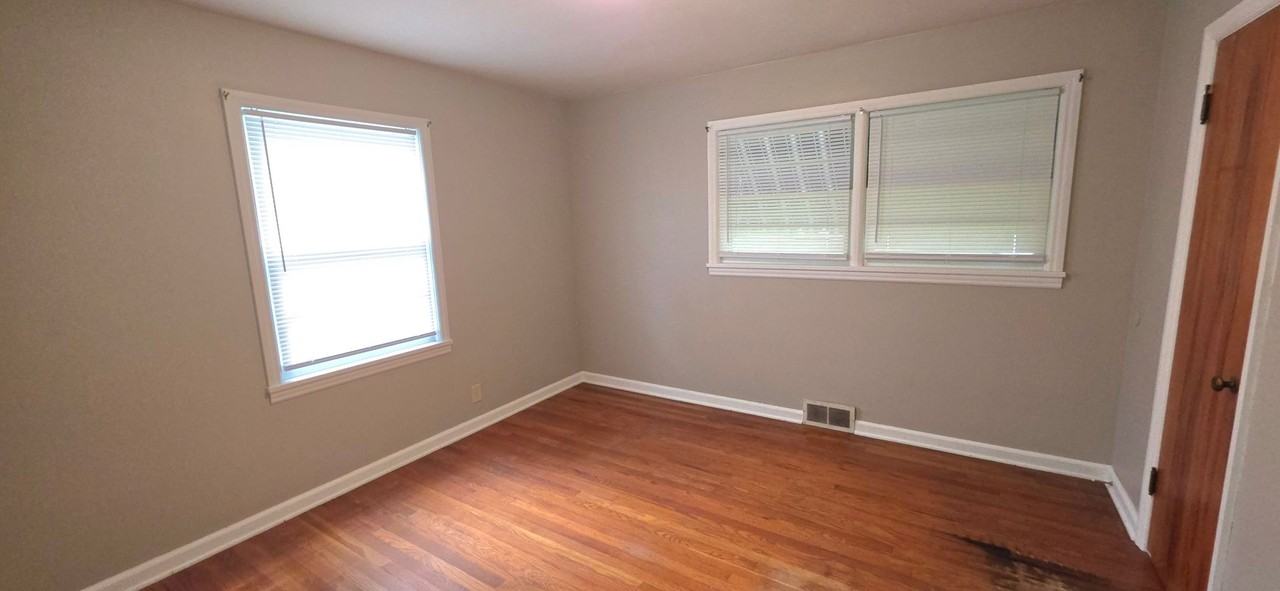 1454 S Kentwood Ave - Photo 2 of 10