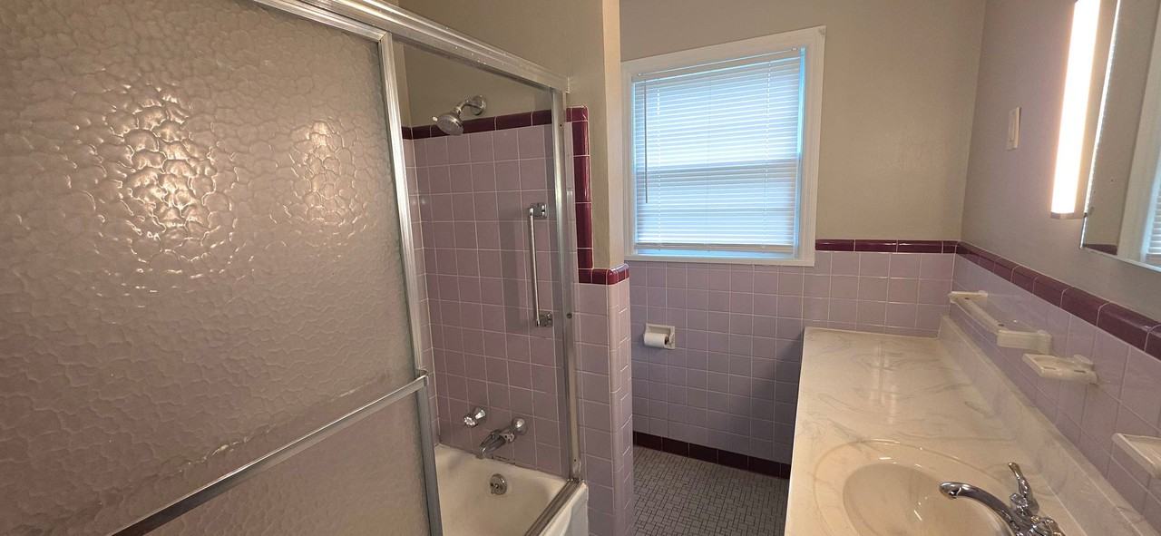 1454 S Kentwood Ave - Photo 3 of 10