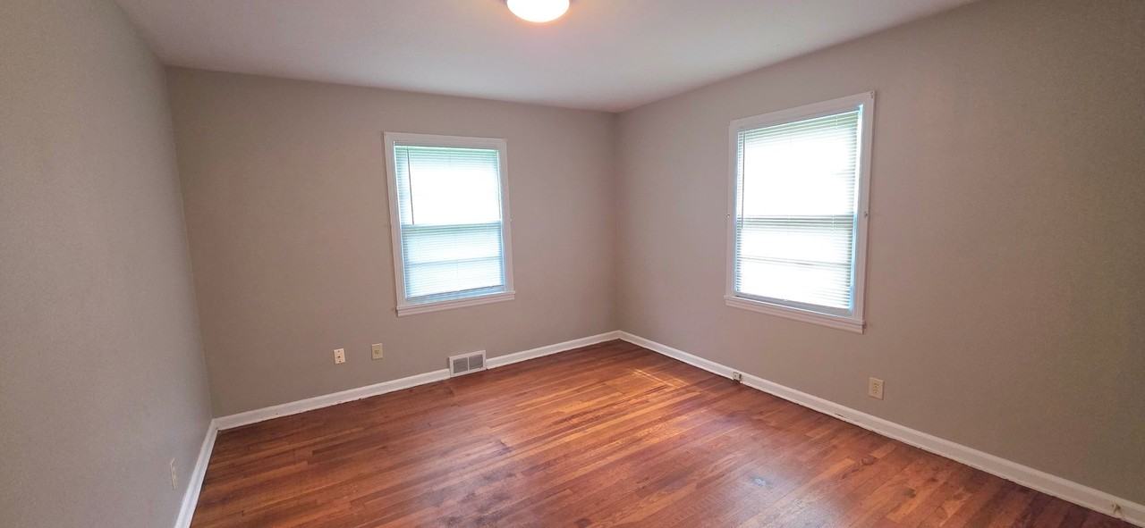 1454 S Kentwood Ave - Photo 5 of 10