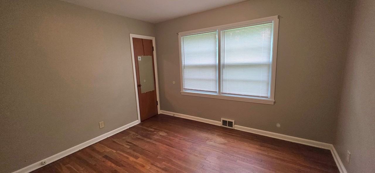 1454 S Kentwood Ave - Photo 6 of 10
