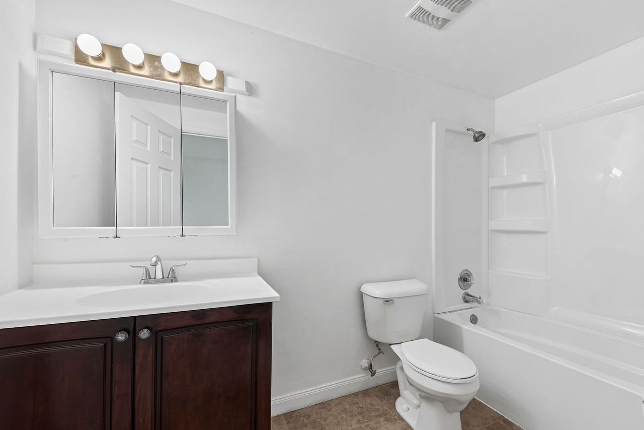 1960 Liberty Pl - Photo 2 of 16