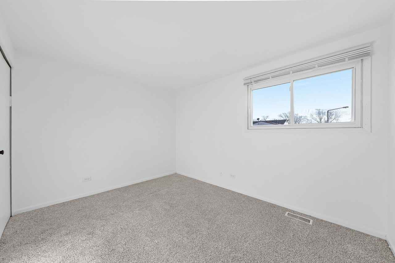 1960 Liberty Pl - Photo 5 of 16