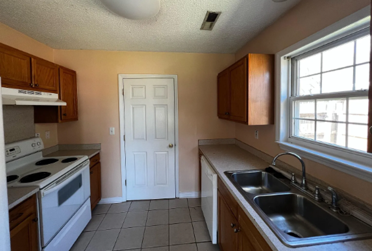 667 Ponderosa Dr - Photo 2 of 9