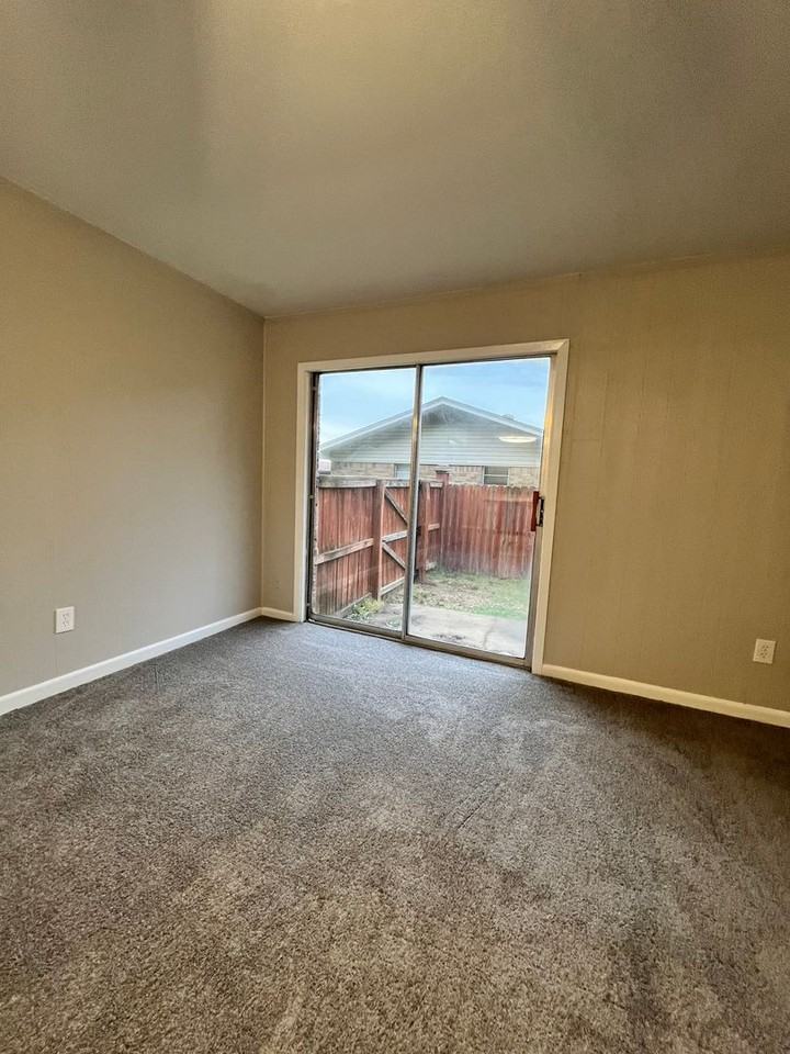 404 Melton Dr - Photo 4 of 16