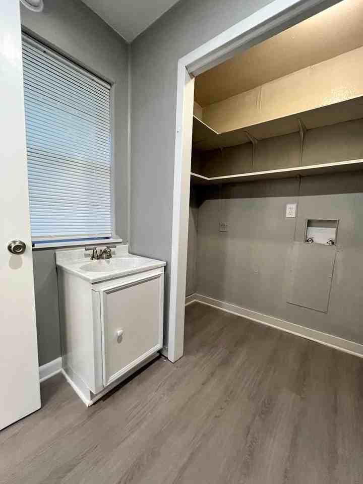 404 Melton Dr - Photo 6 of 16
