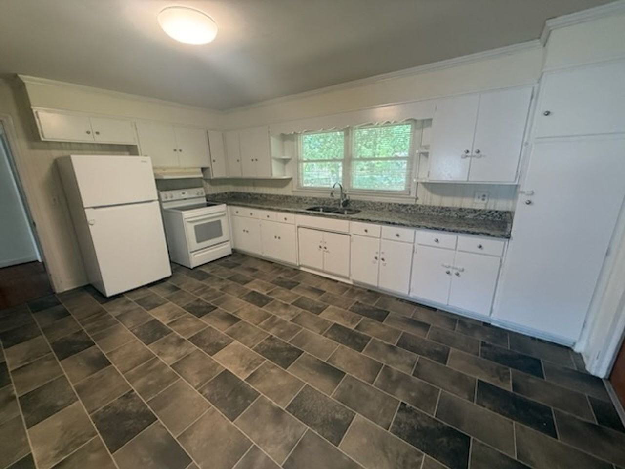 1723 Brook Dr - Photo 2 of 8