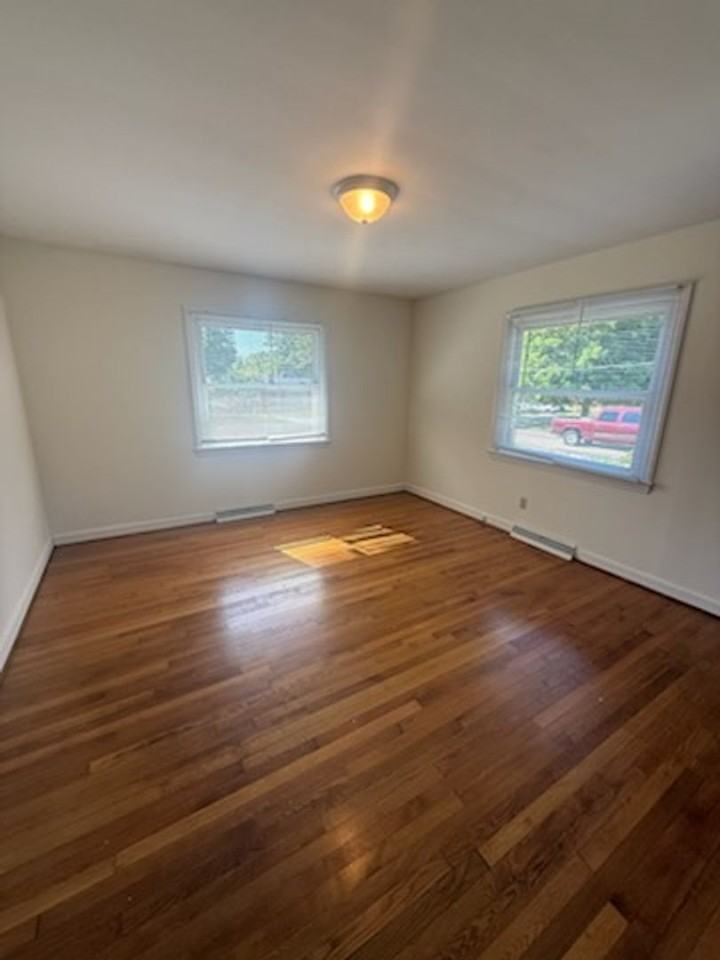 1723 Brook Dr - Photo 3 of 8