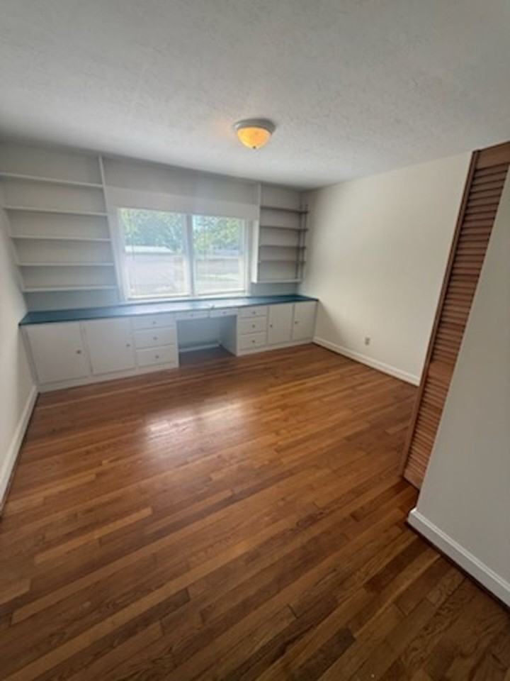 1723 Brook Dr - Photo 5 of 8