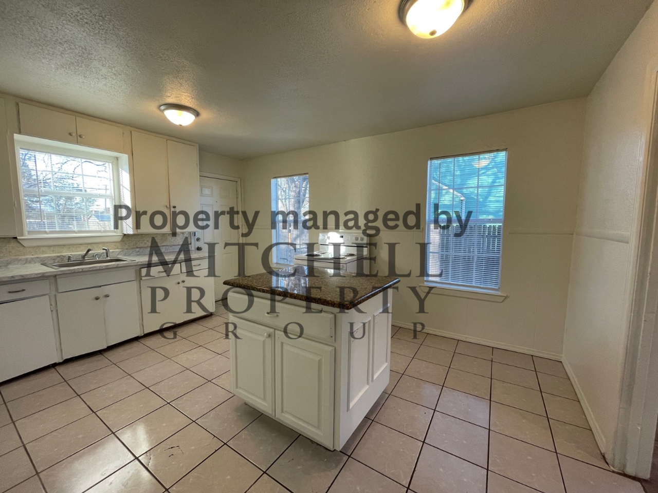 1209 Sw 20th Ave - Photo 3 of 9