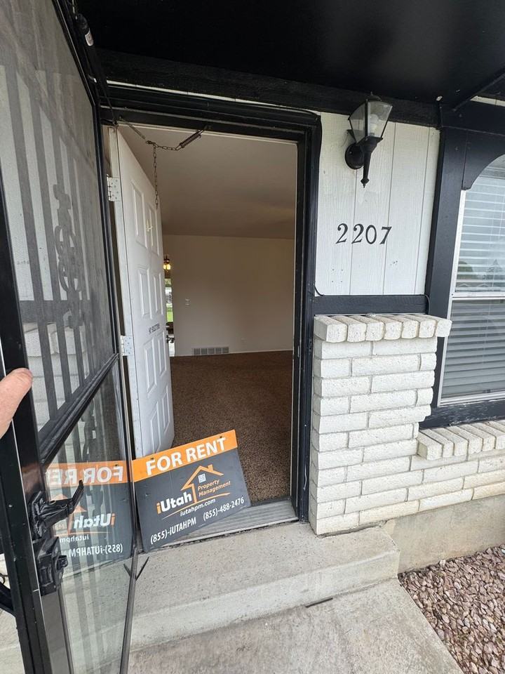 2207 W 900 N - Photo 5 of 19