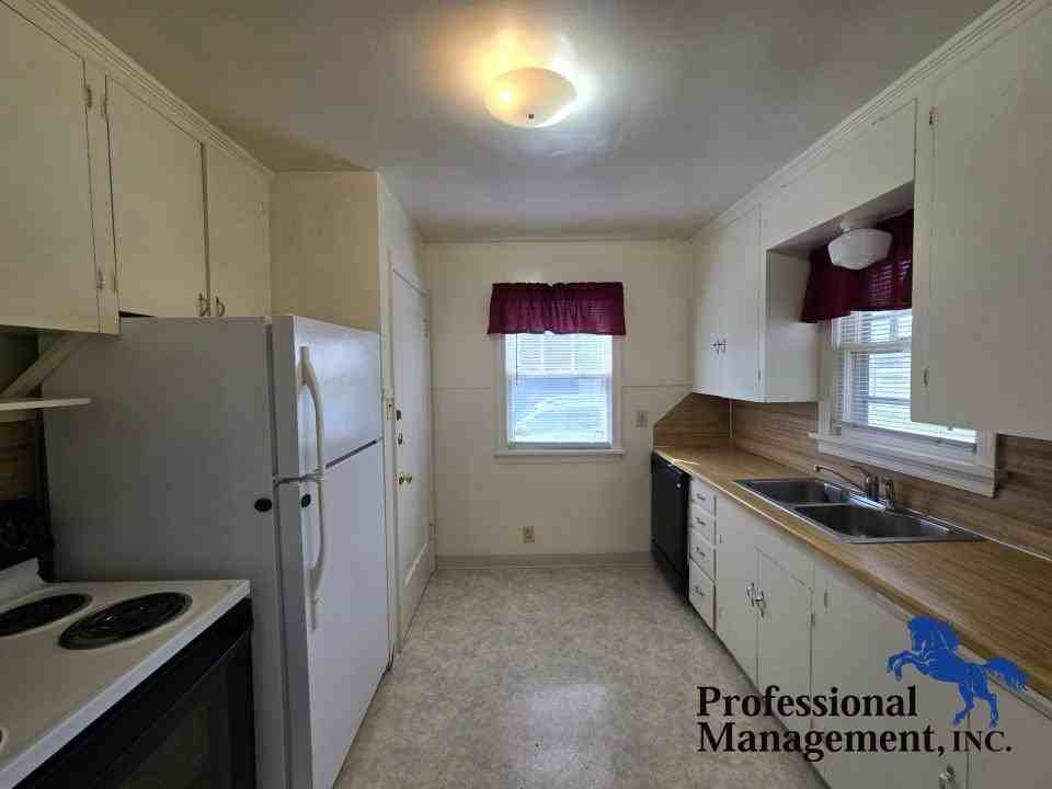 520 Avenue B - Photo 5 of 10