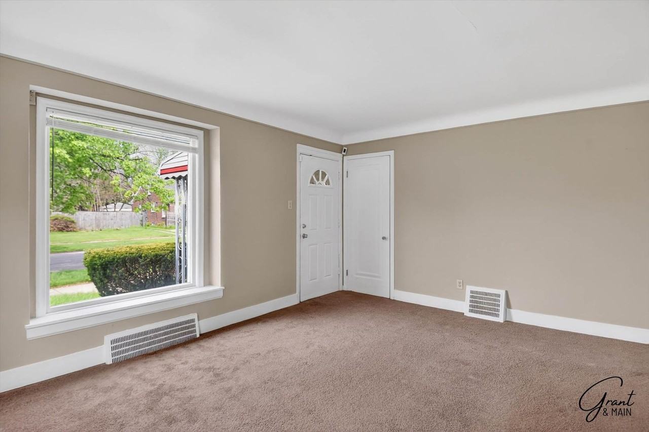 19360 Revere St - Photo 4 of 18