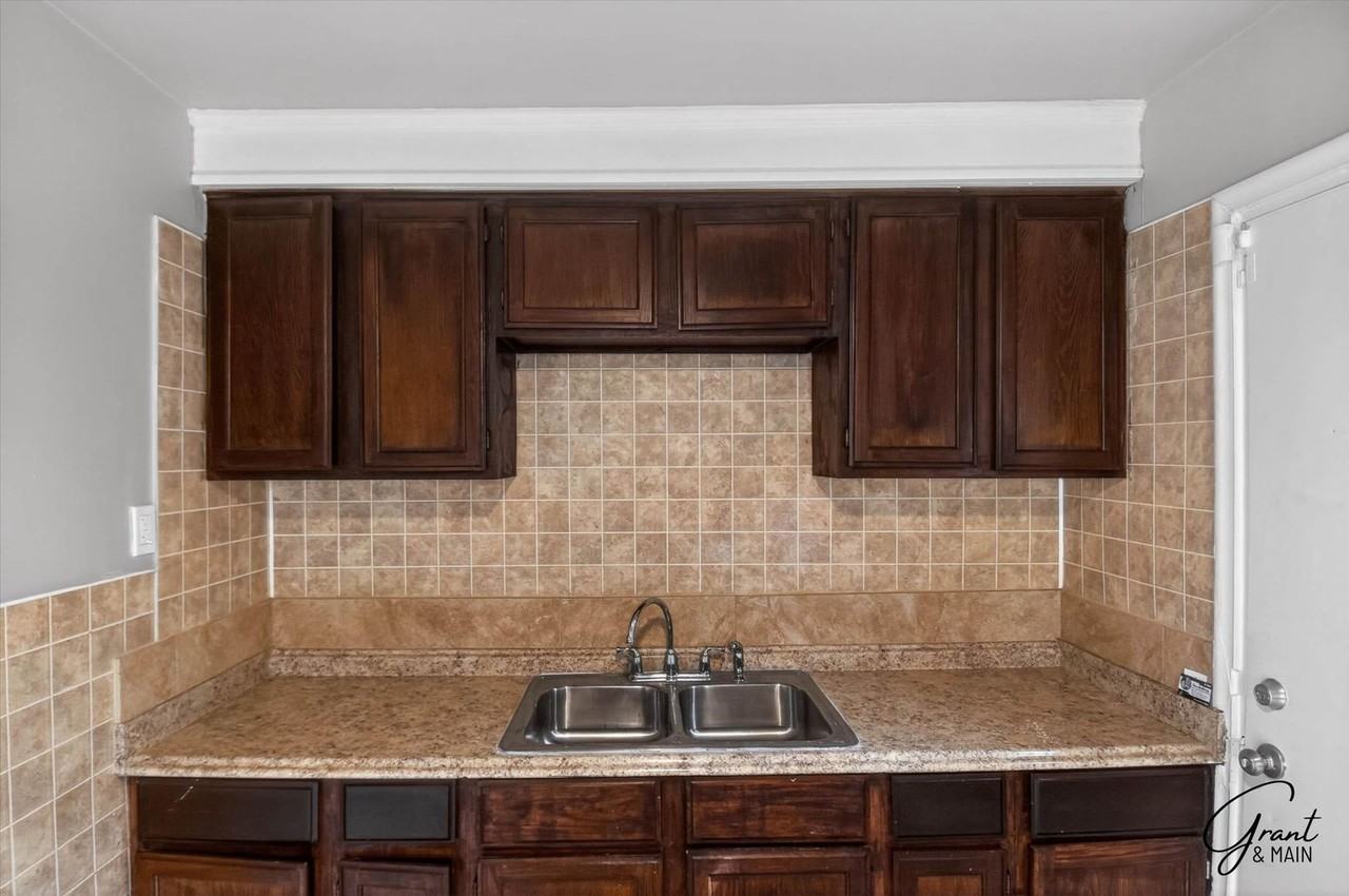 19360 Revere St - Photo 6 of 18