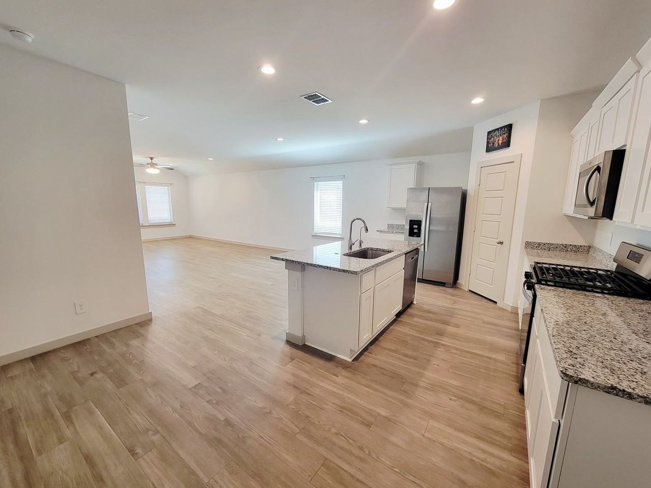 7324 9th St - Photo 3 of 20