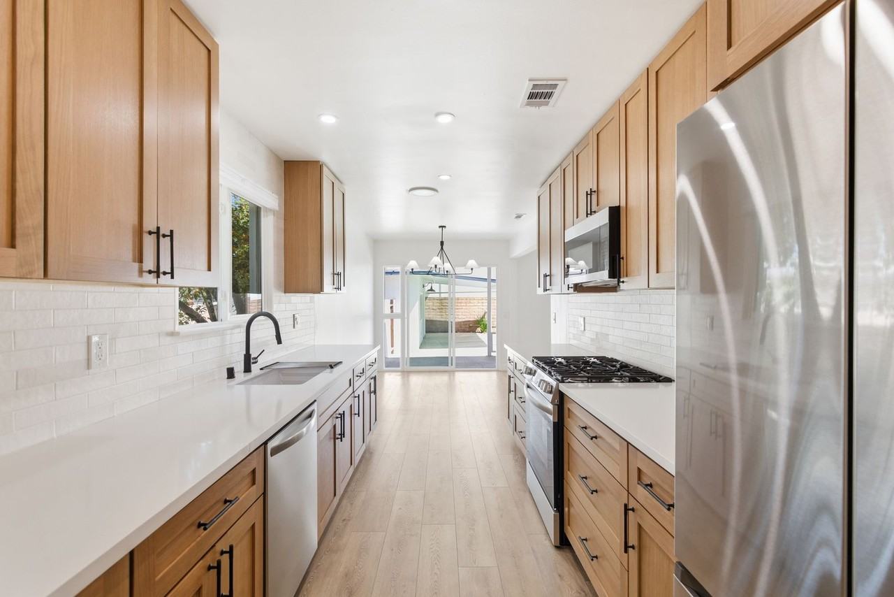 16257 Los Alimos St - Photo 4 of 31
