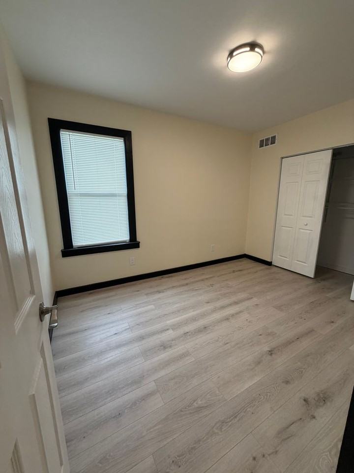 1523 Hurlbut St - Photo 7 of 13