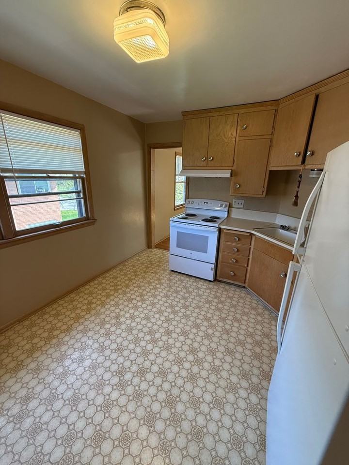3308 N Dousman St - Photo 3 of 10