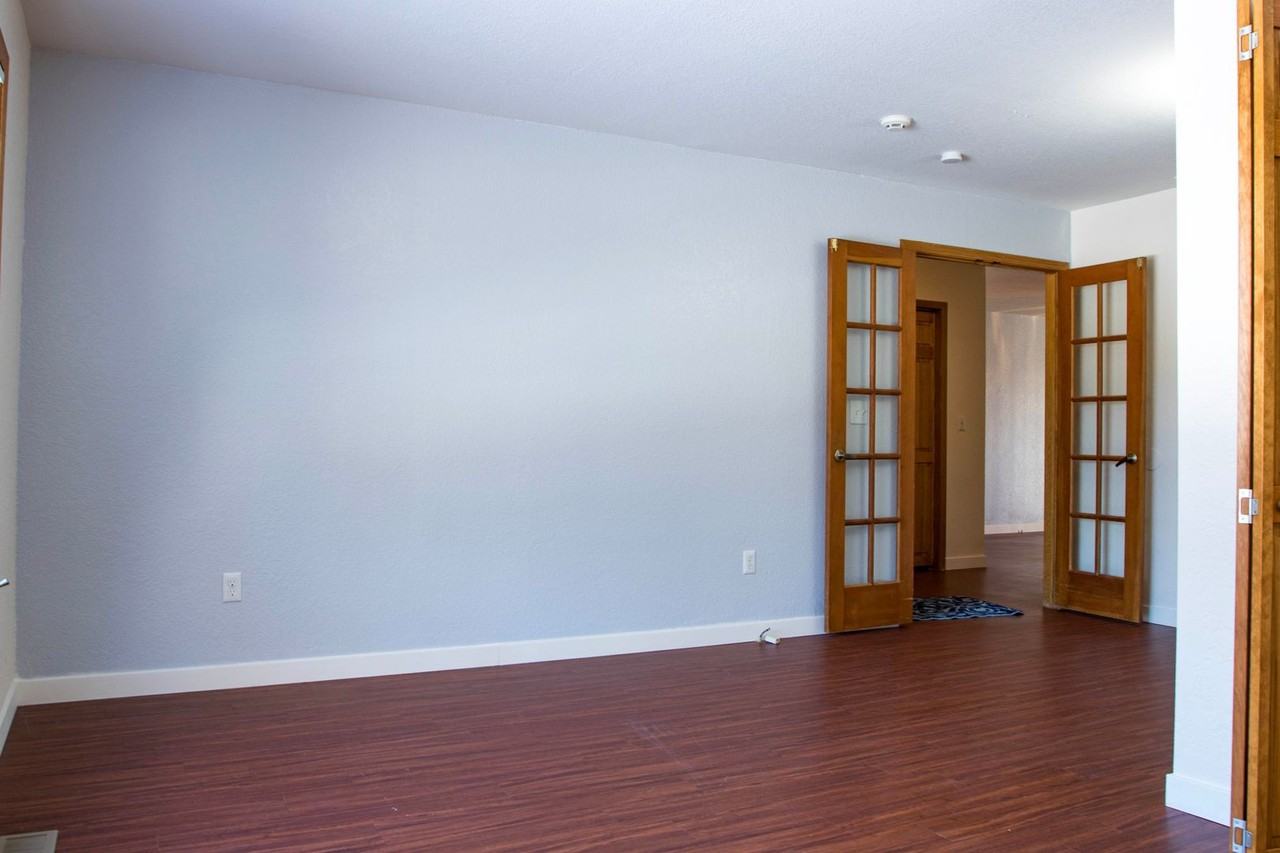 240 Mulberry Dr - Photo 4 of 17