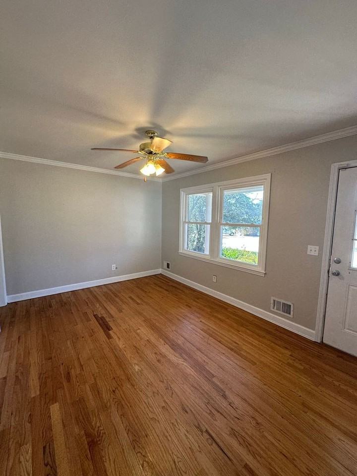 5586 Oakcrest Rd - Photo 3 of 10