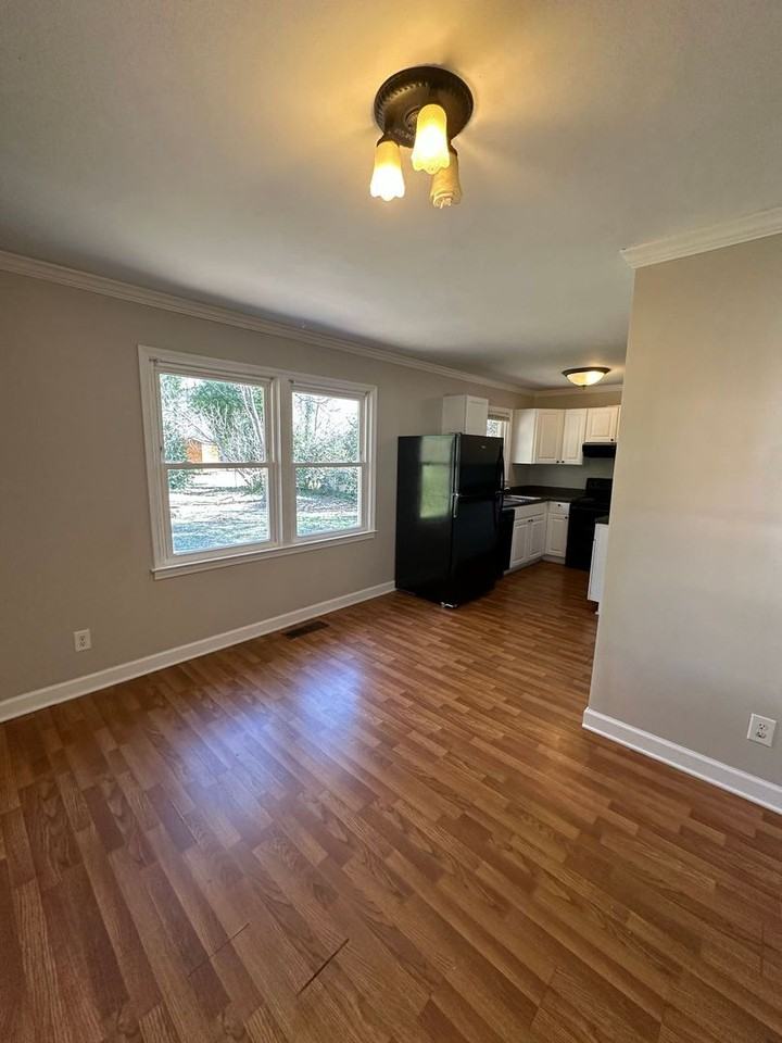 5586 Oakcrest Rd - Photo 4 of 10