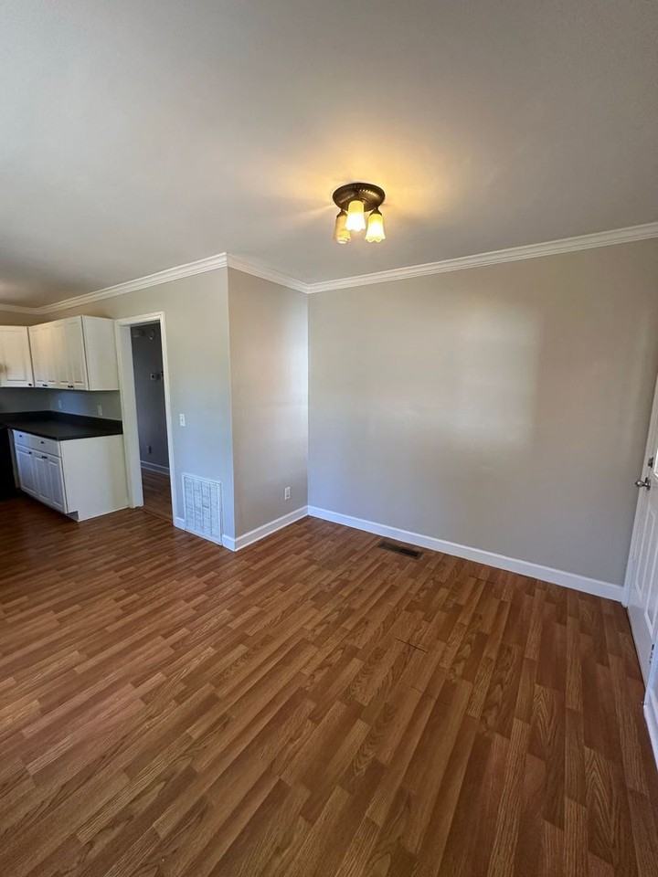 5586 Oakcrest Rd - Photo 5 of 10