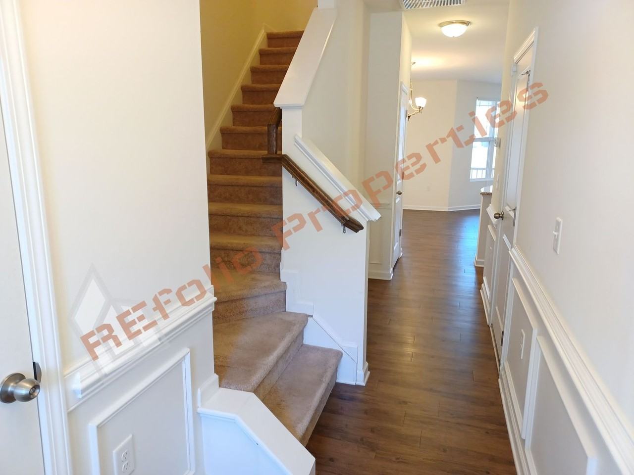 1056 Historic Cir - Photo 5 of 27