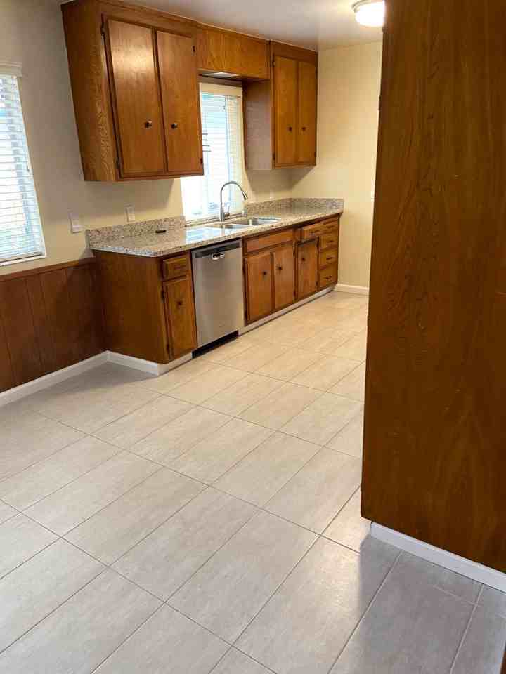 1409 Village Ct - Photo 5 of 21