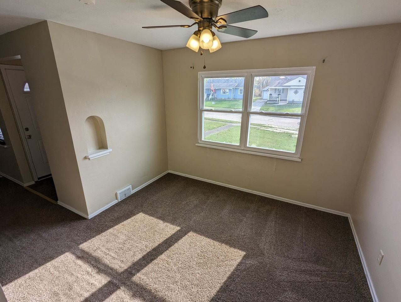 1712 W 12th St - Photo 4 of 15