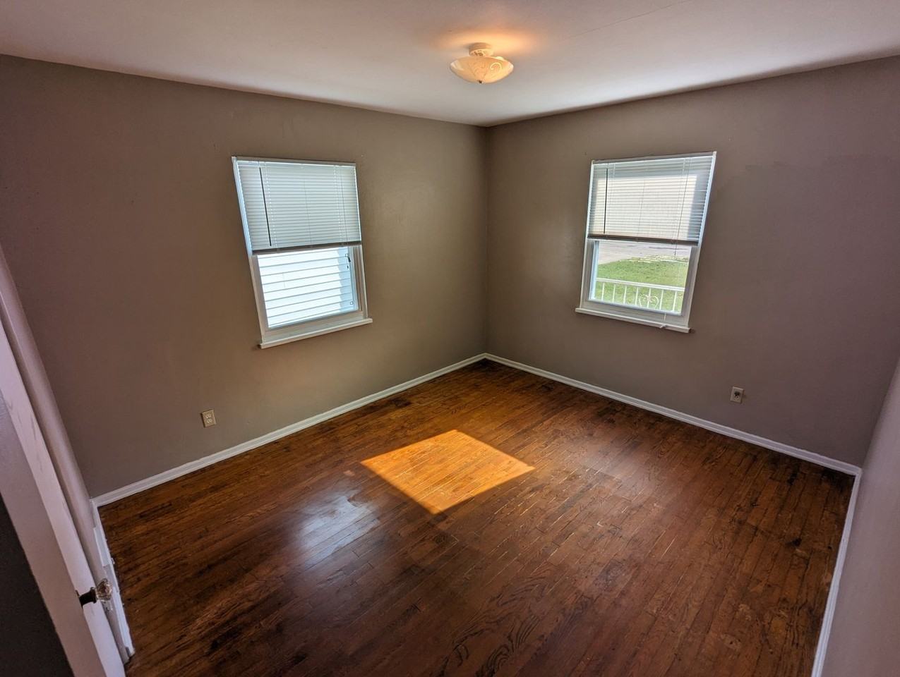 1712 W 12th St - Photo 7 of 15