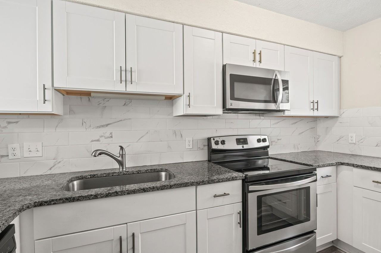 1507 Clermont Rd - Photo 2 of 24