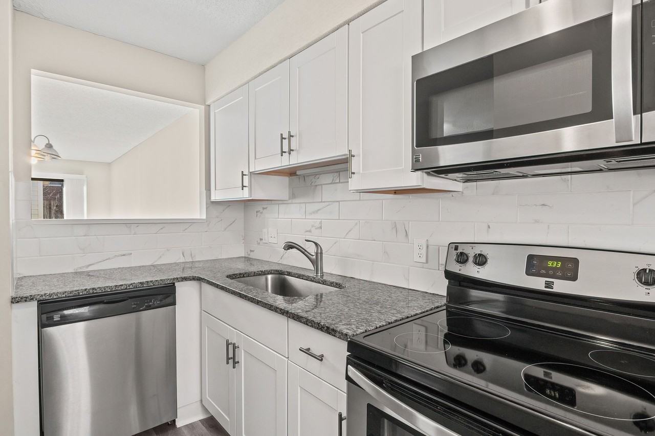 1507 Clermont Rd - Photo 4 of 24
