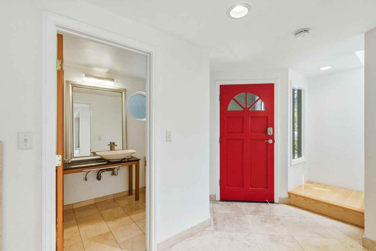 832 15th St - Photo 4 of 50