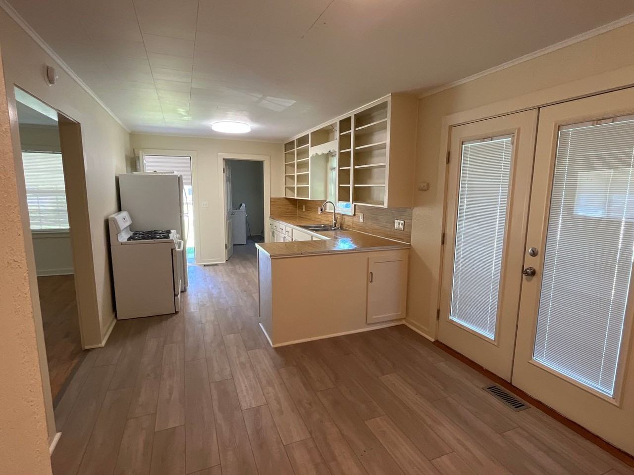 801 E 7th Pl - Photo 2 of 7
