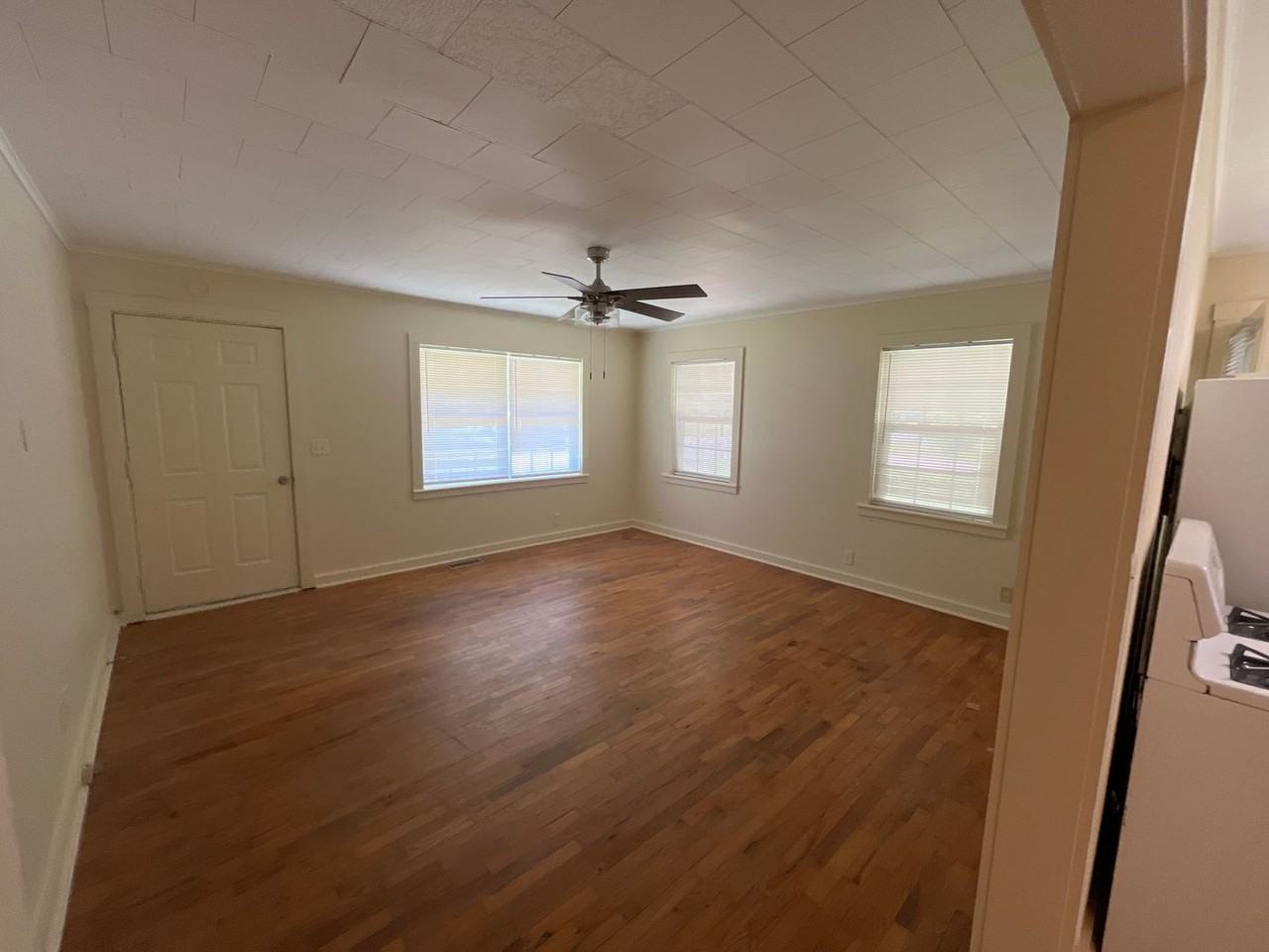 801 E 7th Pl - Photo 4 of 7