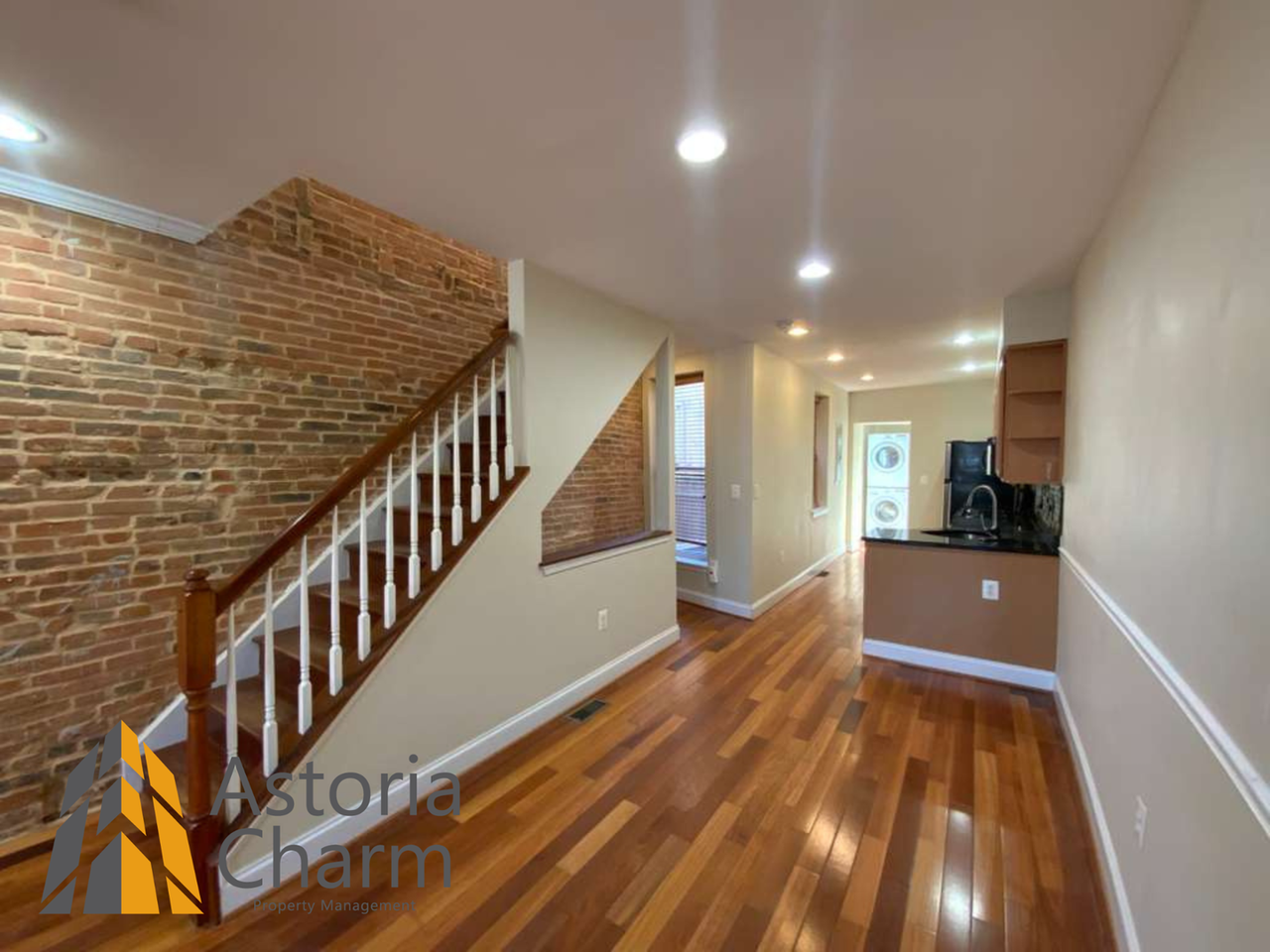 1942 Light St